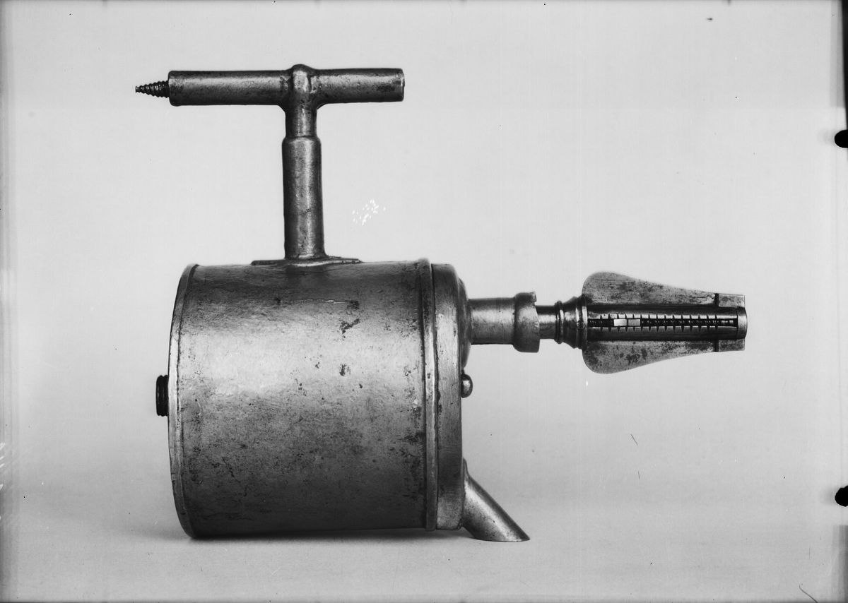 Christopher Polhem's strange tap, made of tinplate with the fixed parts riveted and soldered. The gear and its sleeve, the sleeve on the pipe and a liner in the drain of the container are made of brass. The tap is to be mounted in the barrel. The amount of liquid that is drawn out is portioned with a key. It also functioned as a lock and limited access to the barrel's contents. This specimen was probably exhibited at the 1866 exhibition in Stockholm, by "Stiernsunds Bruksegare", according to a contemporary exhibition catalogue.