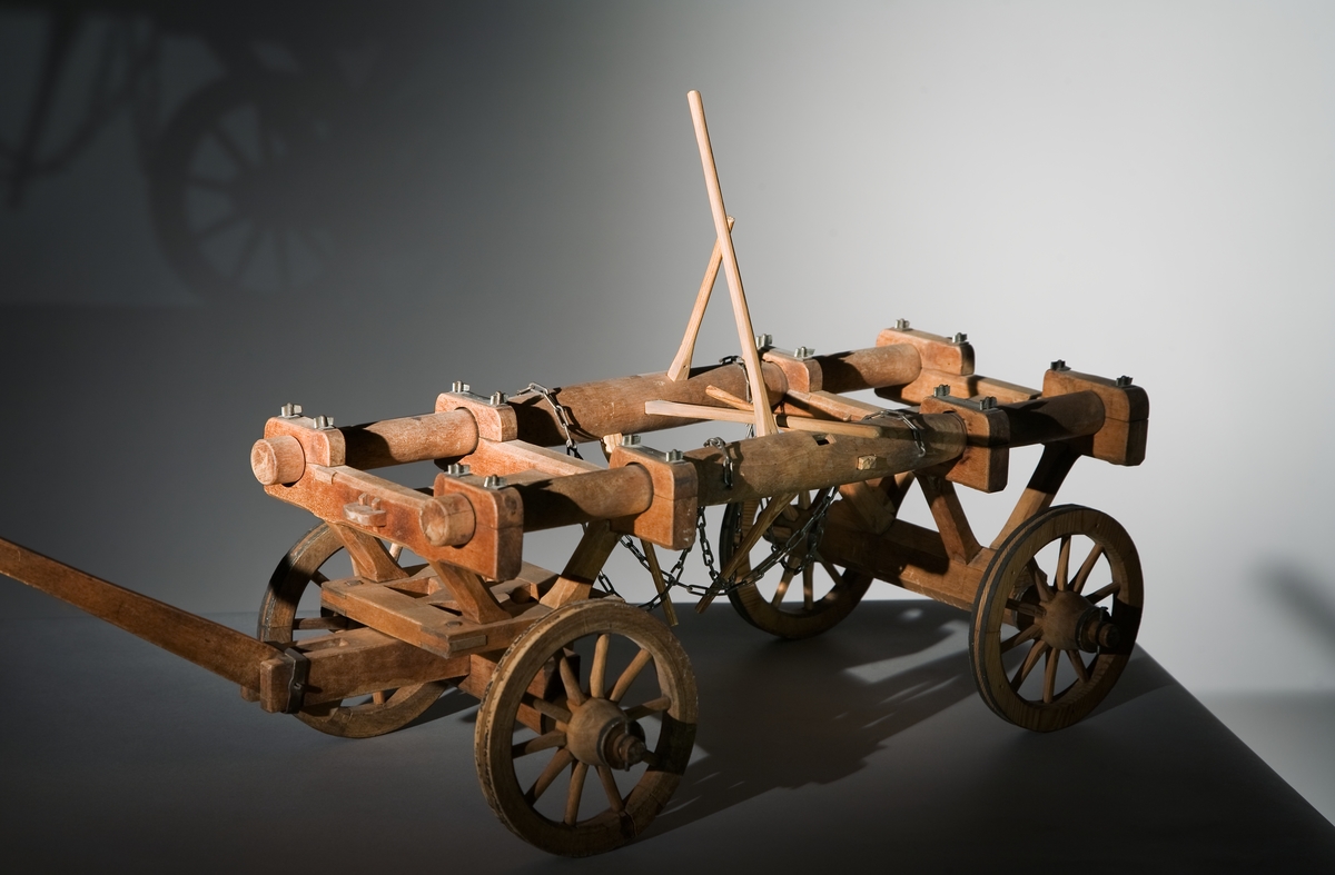 Modell av stenvagn, konstruerad av Olof Birgerson. Text på föremålet: "XVII.8". I Jonas Norbergs förteckning från 1779 beskrivs modellen på följande sätt: "Modeller på de häftyg som bondedrängen Olof Birgerson från Nerike, påfunnit, hvarmed stora stenar lätteligen uppbrytas och bortföras."
