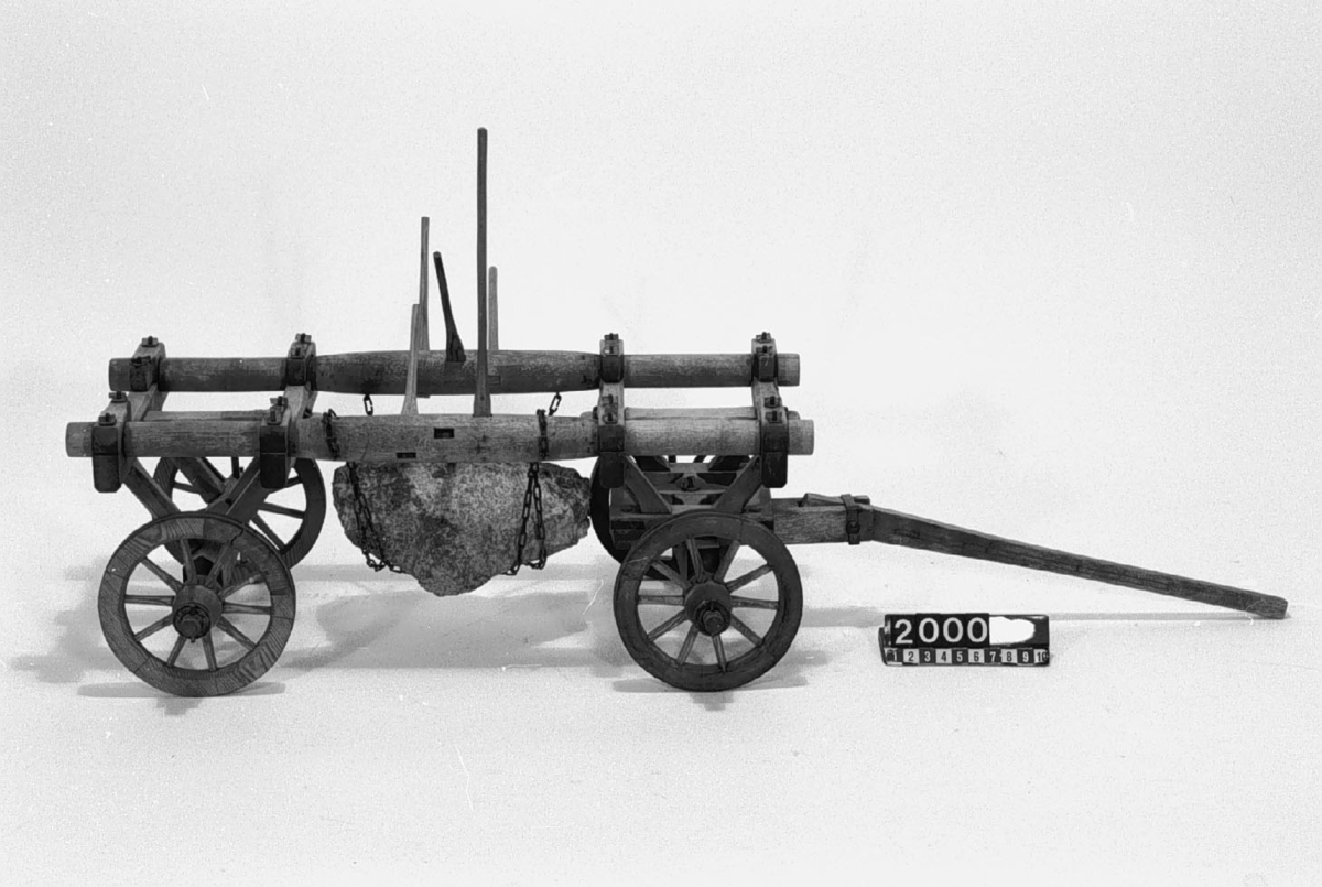 Modell av stenvagn, konstruerad av Olof Birgerson. Text på föremålet: "XVII.8". I Jonas Norbergs förteckning från 1779 beskrivs modellen på följande sätt: "Modeller på de häftyg som bondedrängen Olof Birgerson från Nerike, påfunnit, hvarmed stora stenar lätteligen uppbrytas och bortföras."
