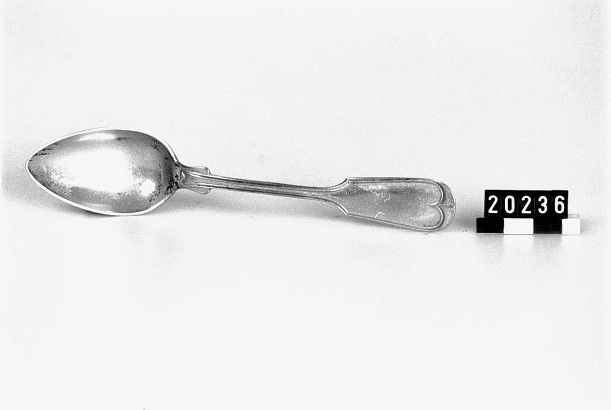 Tesked av "engelskt nysilver". Lös etikett: "af Engl. Nysilfver 6 Rd dussinet hos L.J. Warodell et Comp. 1861".