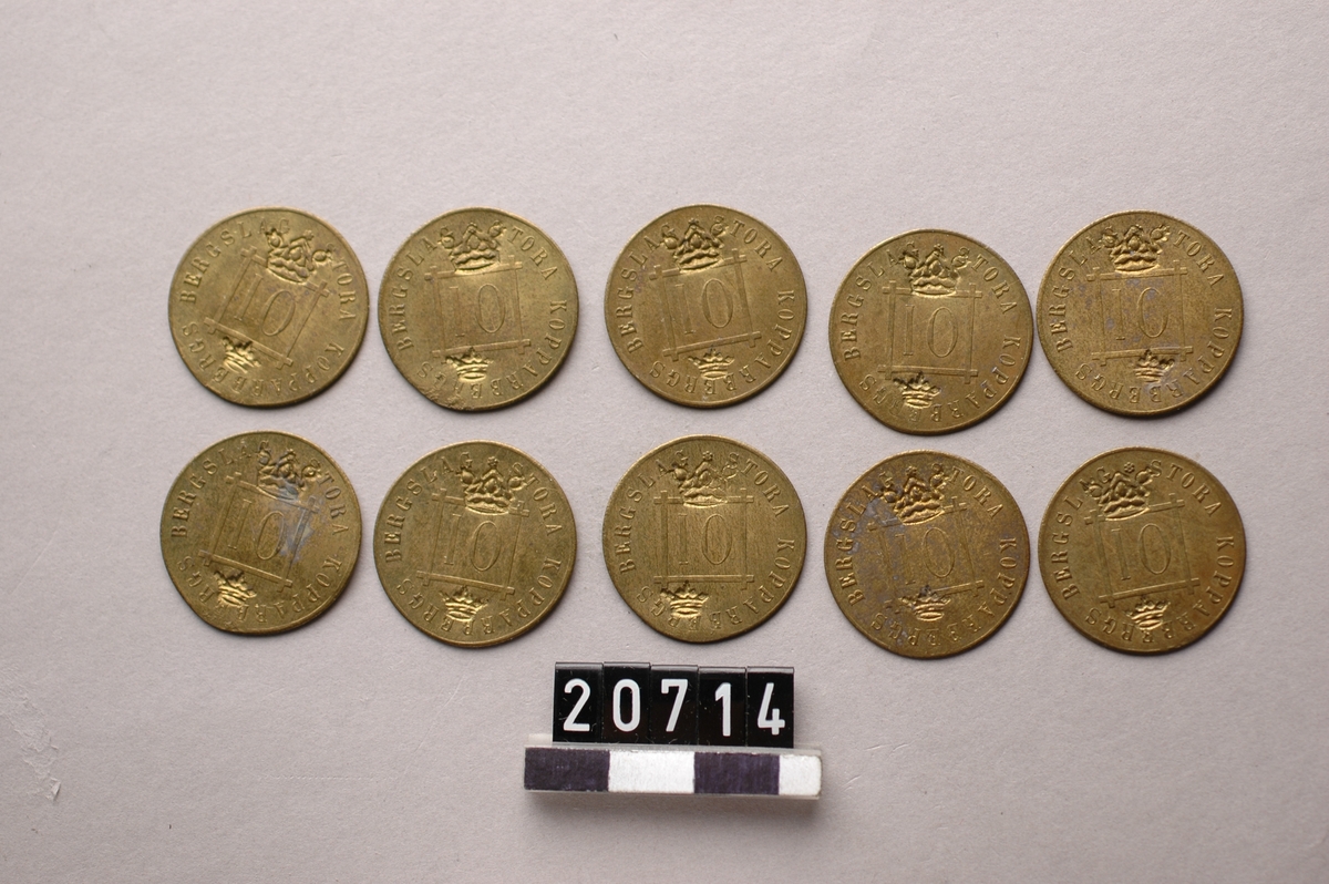 10 st. kolpolletter av mässing, gällande 10 tunnor träkol. Kontrastämplade med en mindre och en liten krona på åtsidan och en liten i relief på frånsidan.