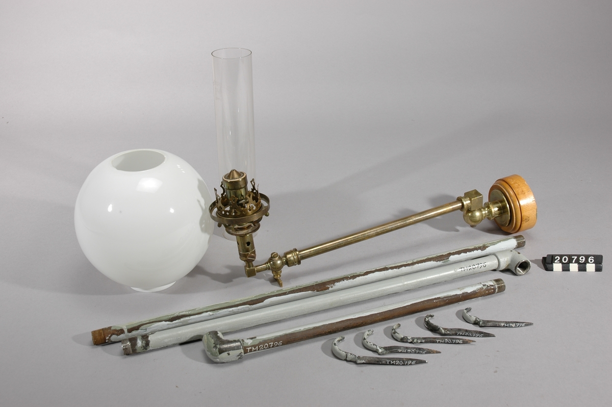 Vridbar, av mässing. Jämte ledningsrör, monterat på planka.
Tillbehör: Se under beskrivning.