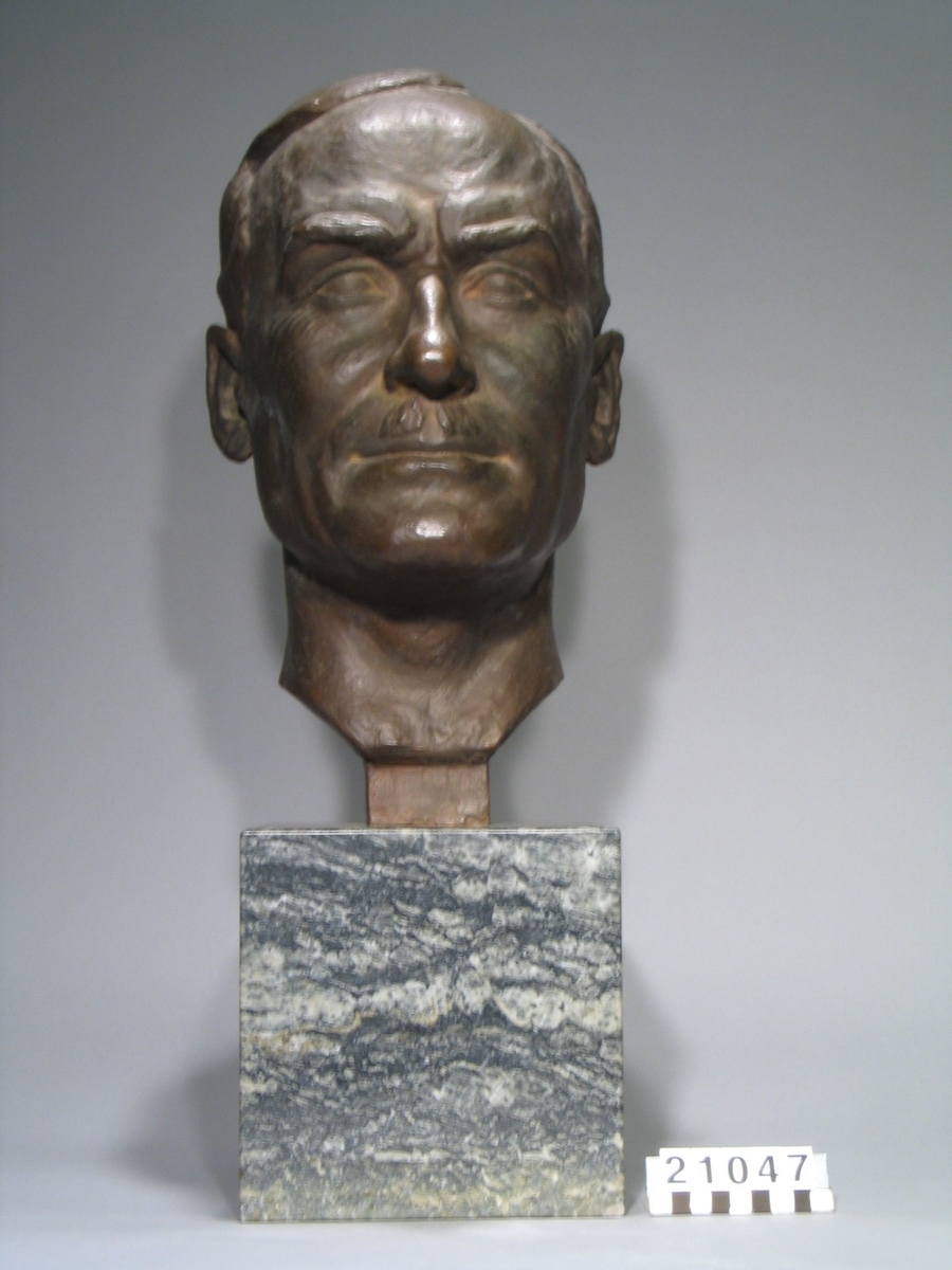 Byst i brons över Frans Wilhelm Lindqvist, f. 1862, d. 1931, primuskökets konstruktör.