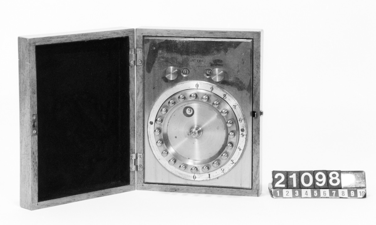 Räknemaskin för addition och multiplikation. "C.H.J. Palmcrantz Patent Nr 106". Monterad i ram av mässing med botten, tre skruvar saknas, i låda av mahogny. Etuiet: 185 x 140 x 50.