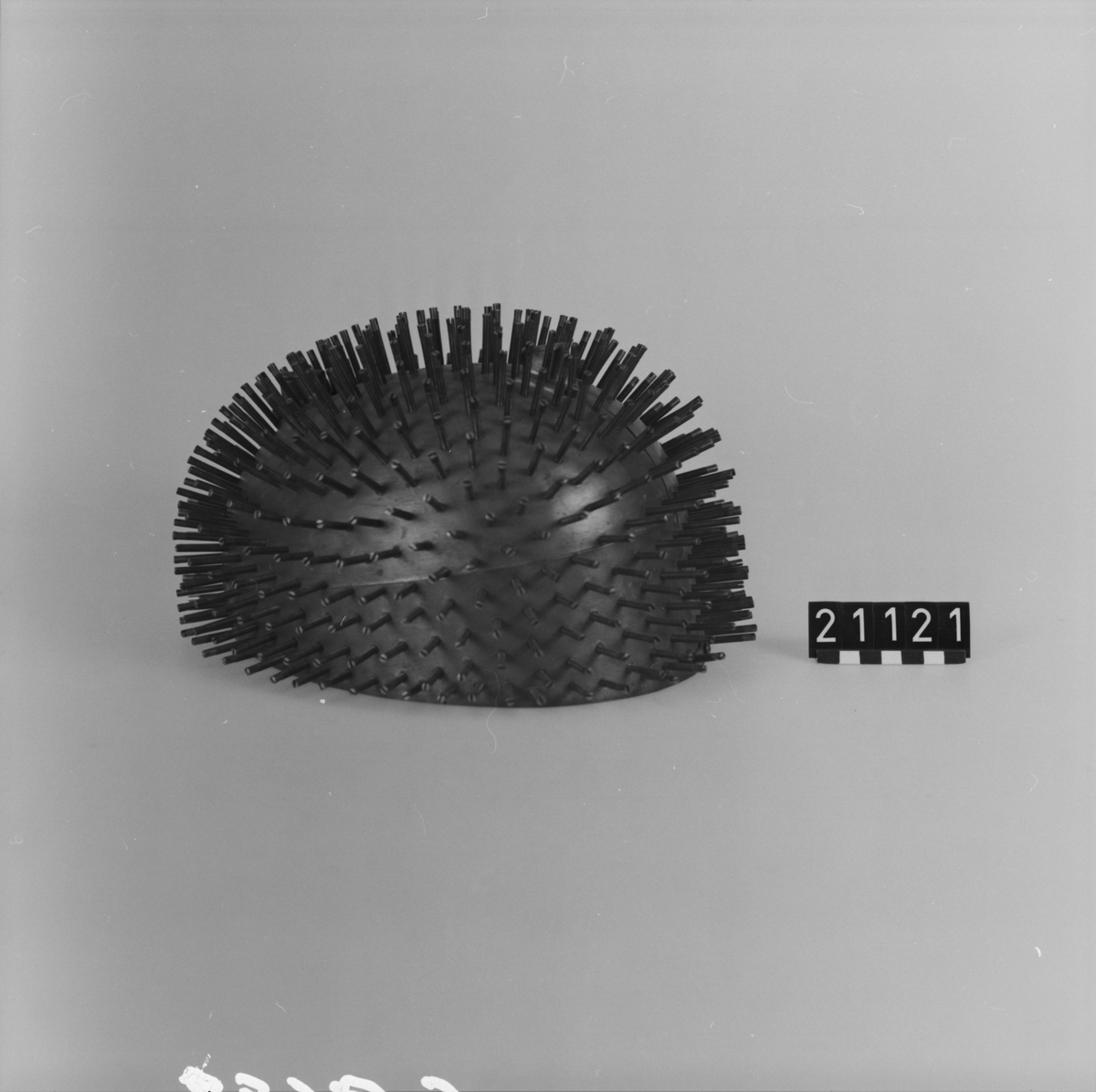 The helmet consists of an oval bowl made of sheet brass that is covered with leather on the inside. It is split across the top, with hinges and snaps. The plate is pierced by approx. 350 stud bolts with screw heads. The intention is to be able to measure the shape of the skull with this tool.
Phrenology is the study of a supposed connection between human abilities and the external shape of the skull. During the 19th century, a spectacular idea was developed that each characteristic has a location in the brain and when a characteristic develops in an individual, it is followed by the corresponding part of the skull bulging. The phrenologists believed they had identified 35 different bulges. This assumption has later been shown to be unfounded.