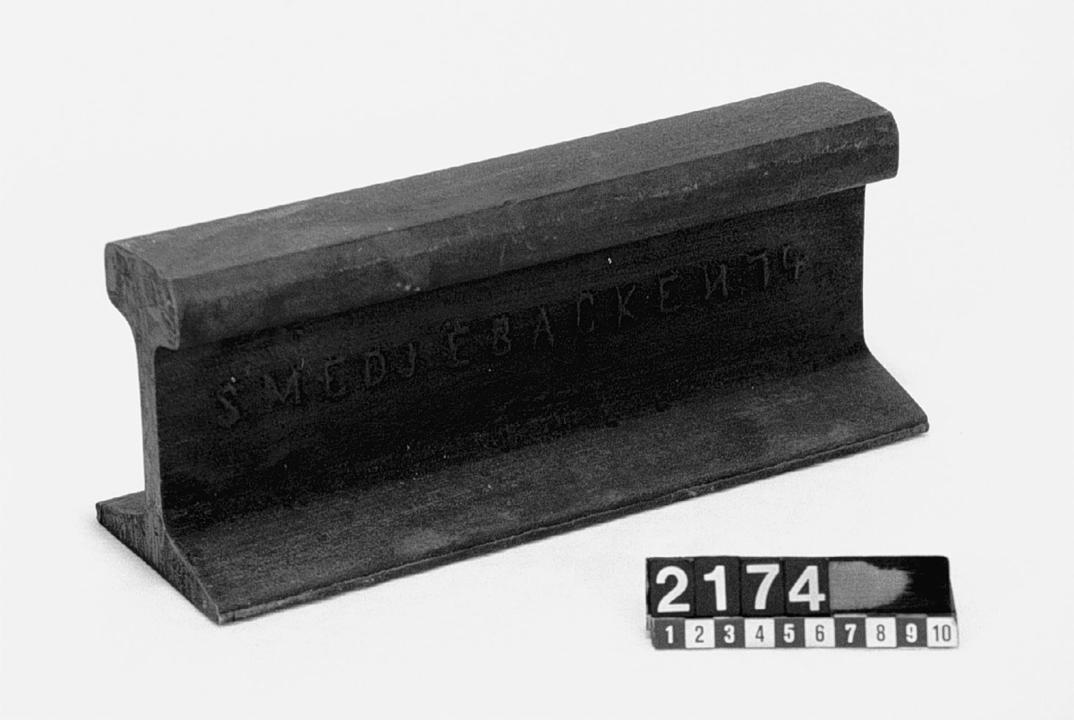 Ett stycke räls, märkt "SMEDJEBACKEN.74" [=1874?].