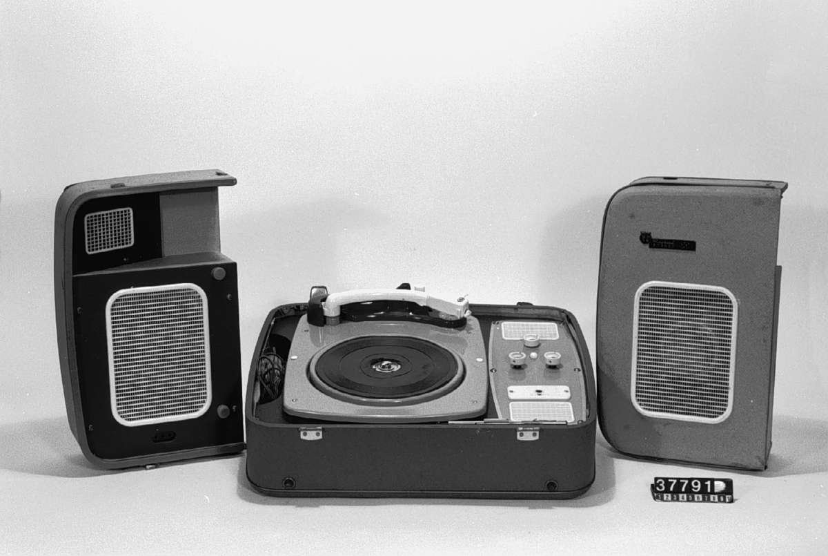 Stereogrammofon, med två högtalare i locket. 9+9 W uteffekt. 16, 33, 45, 78 varv/min.