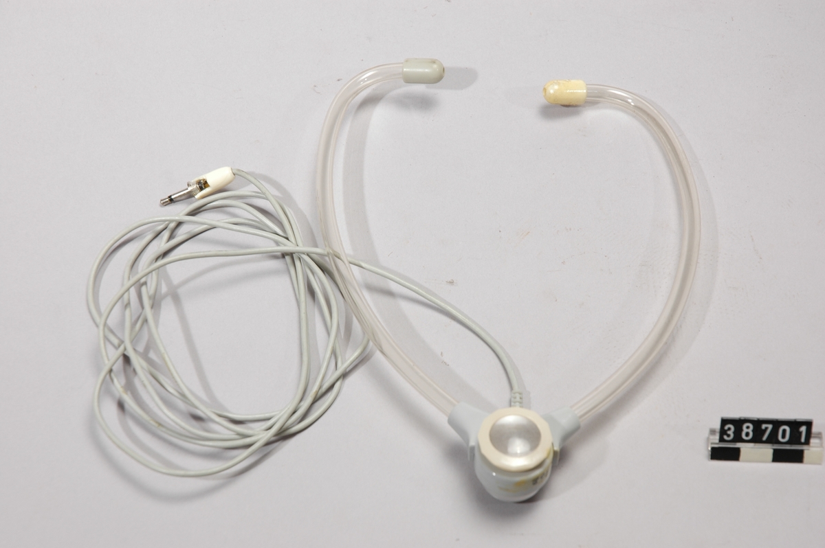Bandspelare i fickformat. Kapsel av plast och metall, grå-svart färg. Inbyggd mikrofon och högtalare, uttag för hörtelefon och fotkontroll. Väljare för fyra kanaler. En. dubbel knopptelefon. En mjuk plastväska med handlovsband. Två bandspolar märkta STUZZI nr. 1806 Spoldiameter 45 mm. Avsedd för två batterier, 9 V resp 1.5 V. Tonhuvudet märkt: Bogen Germany. Har använts tillsammans med TM 38.718 som är större och av skrivbordsmodell. Avsedd bl.a. för överspelning från fickbandspelarna. Hörtel längd: 200 mm, bredd: 100 mm, höjd: 30 mm. Även hörtelefon har samma nr. som apparaten.
Tillbehör: Extra tape i bengul plastask märkt STUZZI MT 430.