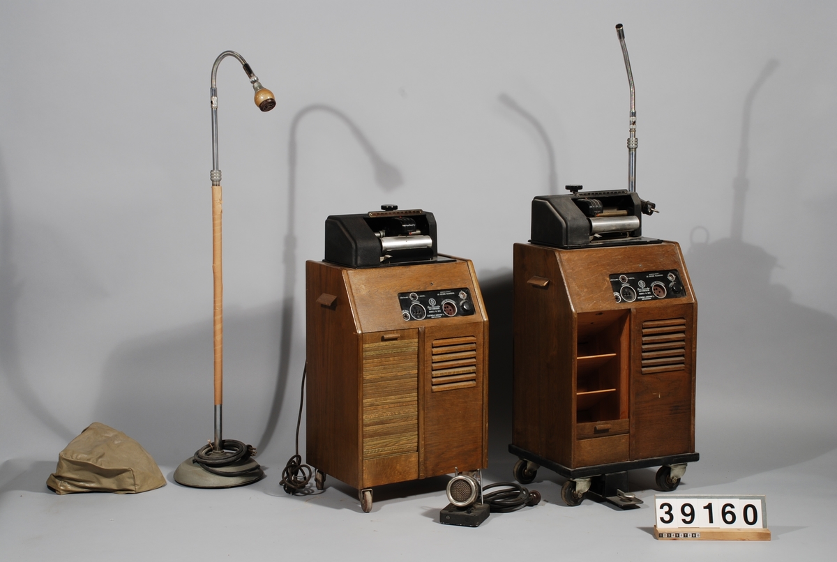 Dikteringsapparat, 2 enheter. Chefsapparat, (nr. 35102) med pedal och fast mikrofon. Sekreterarapparat, (nr. 35168) med inbyggd högtalare och anslutning för hörtelefon med omkopplare. Båda monterade i träskåp med 3 fack för vaxrullar. 220 V växelström. Bordsmikrofon typ BM-1.