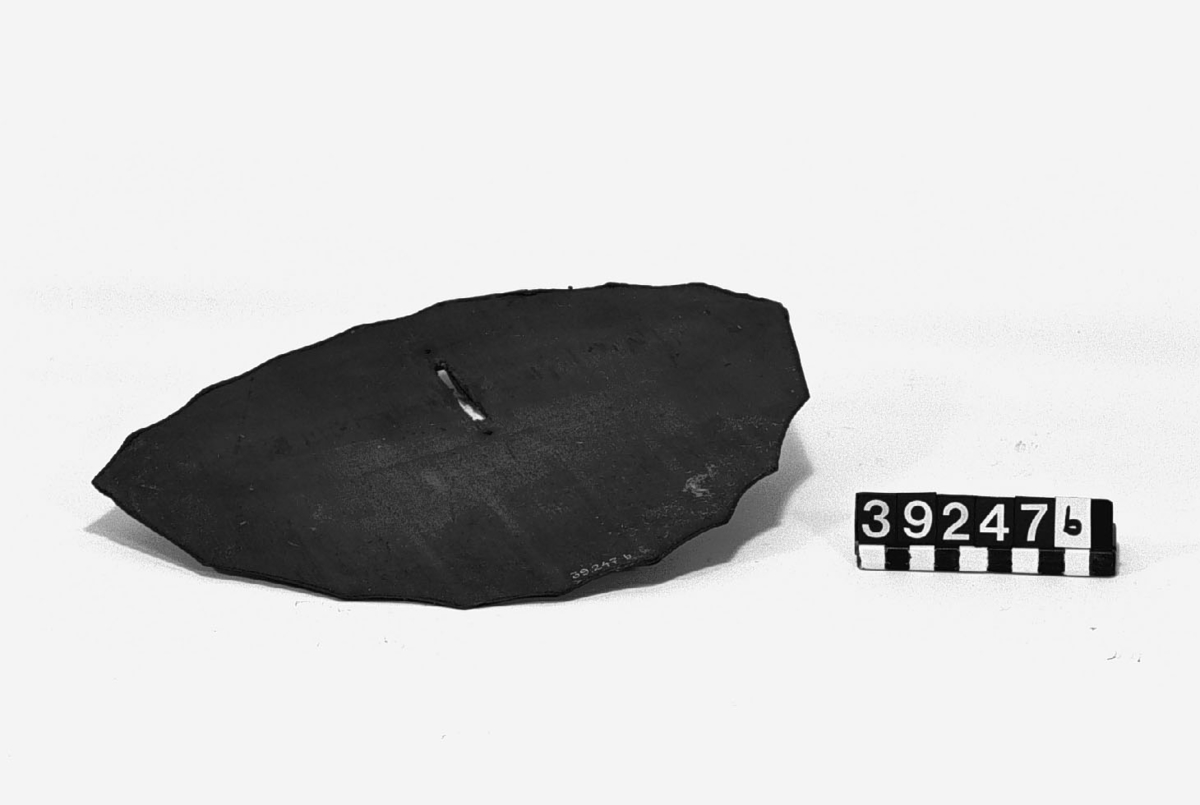 I skala. Ovala fenor av aluminumplåt, på bägge sidor täckt av bomullsväv med sammansyning i kanterna. Sammanlagt 4 fenor med nr 39.247: a-d. Två av fenorna har märkning nr 2 och 3 och är av obehandlad väv. De två andra är överdragna med brun lack av okänt slag. Troligen Nybergs.