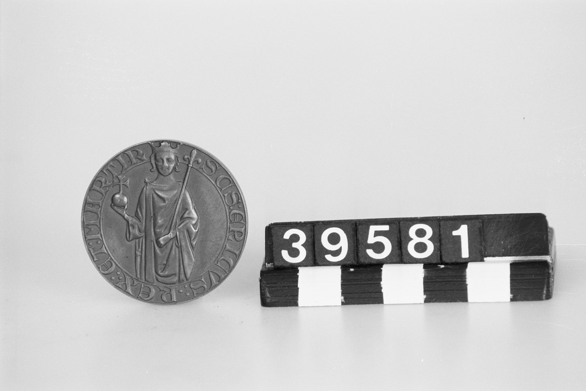 Medalj i brons. Åtsidan: Porträtt, högerprofil av G. de Laval, text runt porträttet: "Gustaf Patrik de Laval Född 1845 Död 1913 IVA". Baksidan: "Gustaf de lavals anda C Richard Söderberg 8.5 1968".