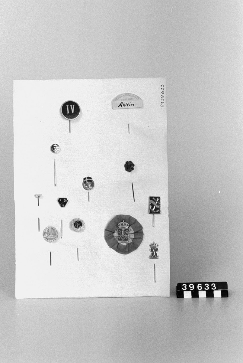 En samling märkesnålar ur Torsten Althins samling, 108 st. däribland: Nordiska pappers- och cellulosaingenjörsföreningarnas kongress Stockholm 1936 Svenska Flaggans dag Gustav V jubileum 1938, Gustaf V jubileum 1907-1947 Svenska Turistföreningen 1861-1936 Rikslantbruksmötet Stockholm 1946 Stockholm 1950 Atomen i vår tjänst Midsommaren 1924 XV Nordiska skolmötet Stockholm 1948 SAS 35 år 1918-1953, Flyget 50 år 1903-1953 Korsnäs Bruk 100 år (2 st.) Prins Eugens Valdemarsudde Jubileumsutställningen i Göteborg 1878 års män 1897 års män Flygdagen 1928 Andra nordiska kyltekniska mötet Stockholm 27.- 30. 1930 Kulturmässan i Kalmar juni 1926 Svenska mässan. Göteborg 1929 Industri- och hantverksutställningen i Karlstad 1927 Funktionärsmärke vid fältskjutningarna i Kristianstad 1925