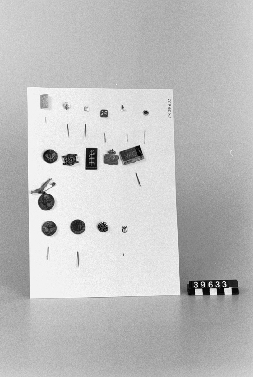 En samling märkesnålar ur Torsten Althins samling, 108 st. däribland: Nordiska pappers- och cellulosaingenjörsföreningarnas kongress Stockholm 1936 Svenska Flaggans dag Gustav V jubileum 1938, Gustaf V jubileum 1907-1947 Svenska Turistföreningen 1861-1936 Rikslantbruksmötet Stockholm 1946 Stockholm 1950 Atomen i vår tjänst Midsommaren 1924 XV Nordiska skolmötet Stockholm 1948 SAS 35 år 1918-1953, Flyget 50 år 1903-1953 Korsnäs Bruk 100 år (2 st.) Prins Eugens Valdemarsudde Jubileumsutställningen i Göteborg 1878 års män 1897 års män Flygdagen 1928 Andra nordiska kyltekniska mötet Stockholm 27.- 30. 1930 Kulturmässan i Kalmar juni 1926 Svenska mässan. Göteborg 1929 Industri- och hantverksutställningen i Karlstad 1927 Funktionärsmärke vid fältskjutningarna i Kristianstad 1925
