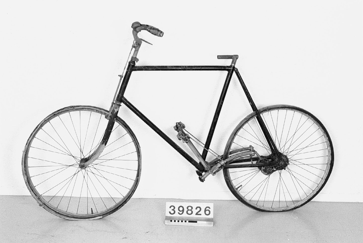 Ej komplett cykel, skärmar och sadel saknas. Ringklocka på vänster sida av styret. Ljus träfärg på fälgarna.