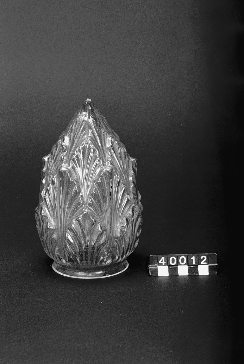 Lampkupor av klart glas med spetsiga med mönster. Passar till lampa TM29876.