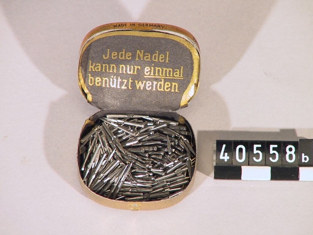 Plåtask med grammofonstift. 200 Finest Steel Needles med tupp på locket.