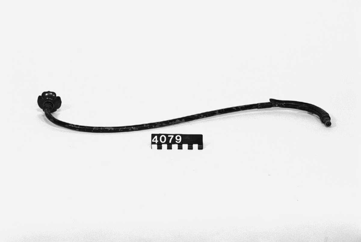 Gasarm av mässing, i S-form. Med brännare och fäste för strumpa och glas m.m. Rörets diameter: 12 mm.