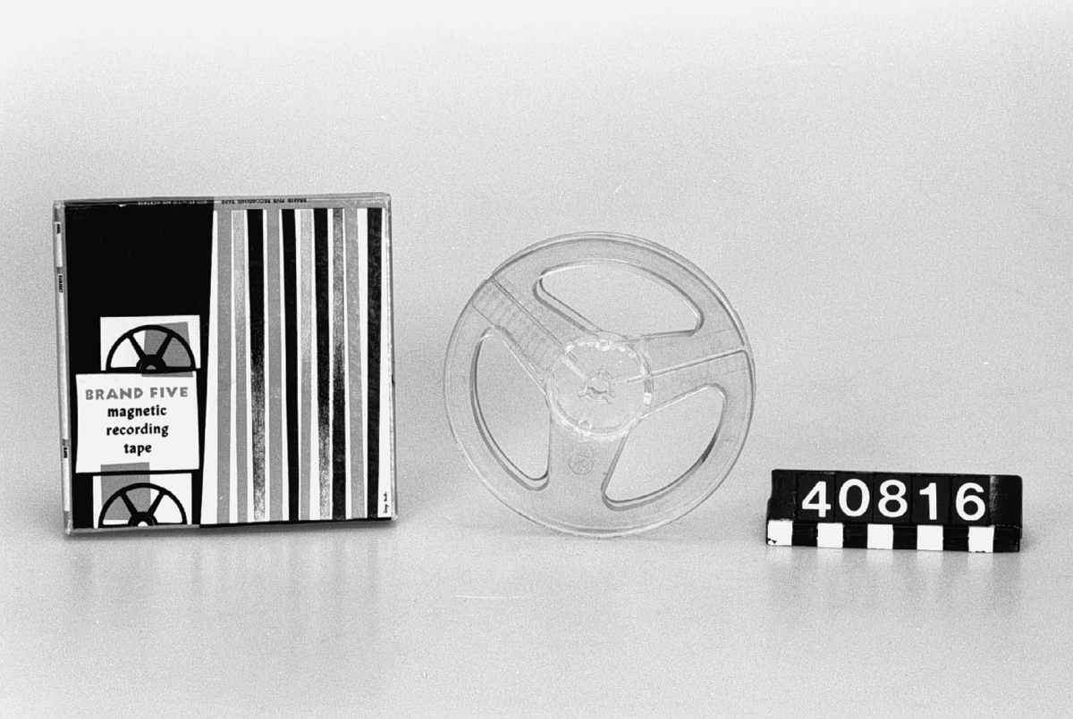 Magnetbandsspole, 5 tum, i pappkartong. Bland de första lågprisbanden från USA. Lägre pris och bättre kvalitet, enligt givaren.
Tillbehör: Pappkartong.