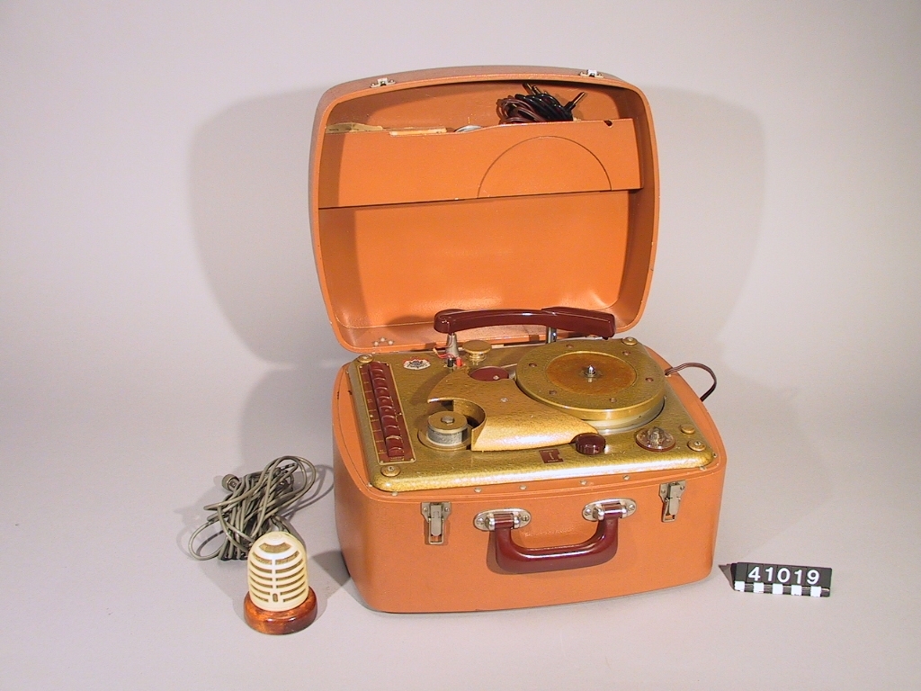 Tillbehör till kombinerad grammofon och trådspelare av typen Magnefon: Mikrofon, tråd (3) och kablage (2).