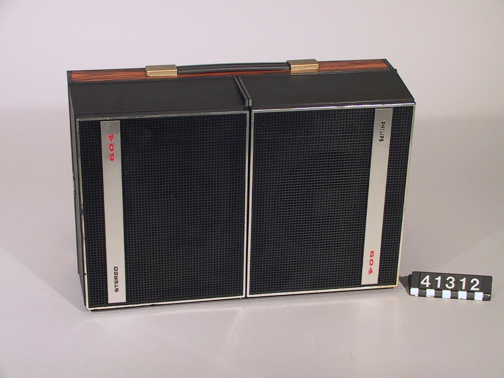 Stereogrammofon för nät eller batteridrift. 78,45 och 33 varv/min. 220 V eller batterier 6 x 1,5 V. Två högtalare som lock (kan tas isär och placeras ut). Heltransistoriserad.