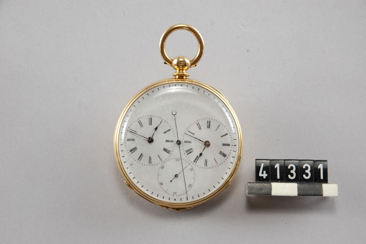 Schweiziskt ankarur i guldboett. Stpl K18 24134 och 19264. Kapseln är märkt: Ligne Droite. Echappement Libre â€¦ Ancre, 23 Rubir. Spiral Braguet, Balancier Chronométre. Vit emaljtavla, två fjäderhus och dubbel uppsättning visare, springande cent-sekund. Osignerad. Ca .1860.