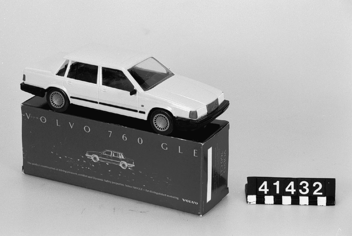 Bilmodell i skala 1:20 av plast, i originalkartong med engelsk text. Kartongen är även märkt med nummerkombination: "MS/PV 300 1 och CS280543".
Tillbehör: Orginalkartong.