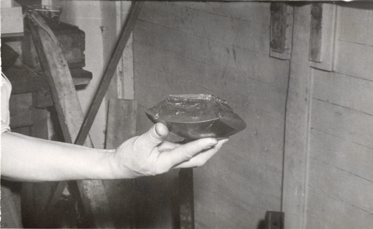 Diverse syntetiska diamanter. - Nicodur: metallbelagda diamanter. - RBD: diamanter för plastbundna slipskivor. - 140/170 RS: tidiga syntetiska diamanter ca 1963-1965 - Inplastat snitt av centralkapsel till Q-20. Diamanter framställda i högtryckskammare (P=5000 atm., T=1600 gr C., Diamanterna syns mellan koboltskivorna. - Hårdmetallstans till Hp-apparat Q-12. - Co-skivor till Q-20. - Diamanter för metallbundna slipskivor.