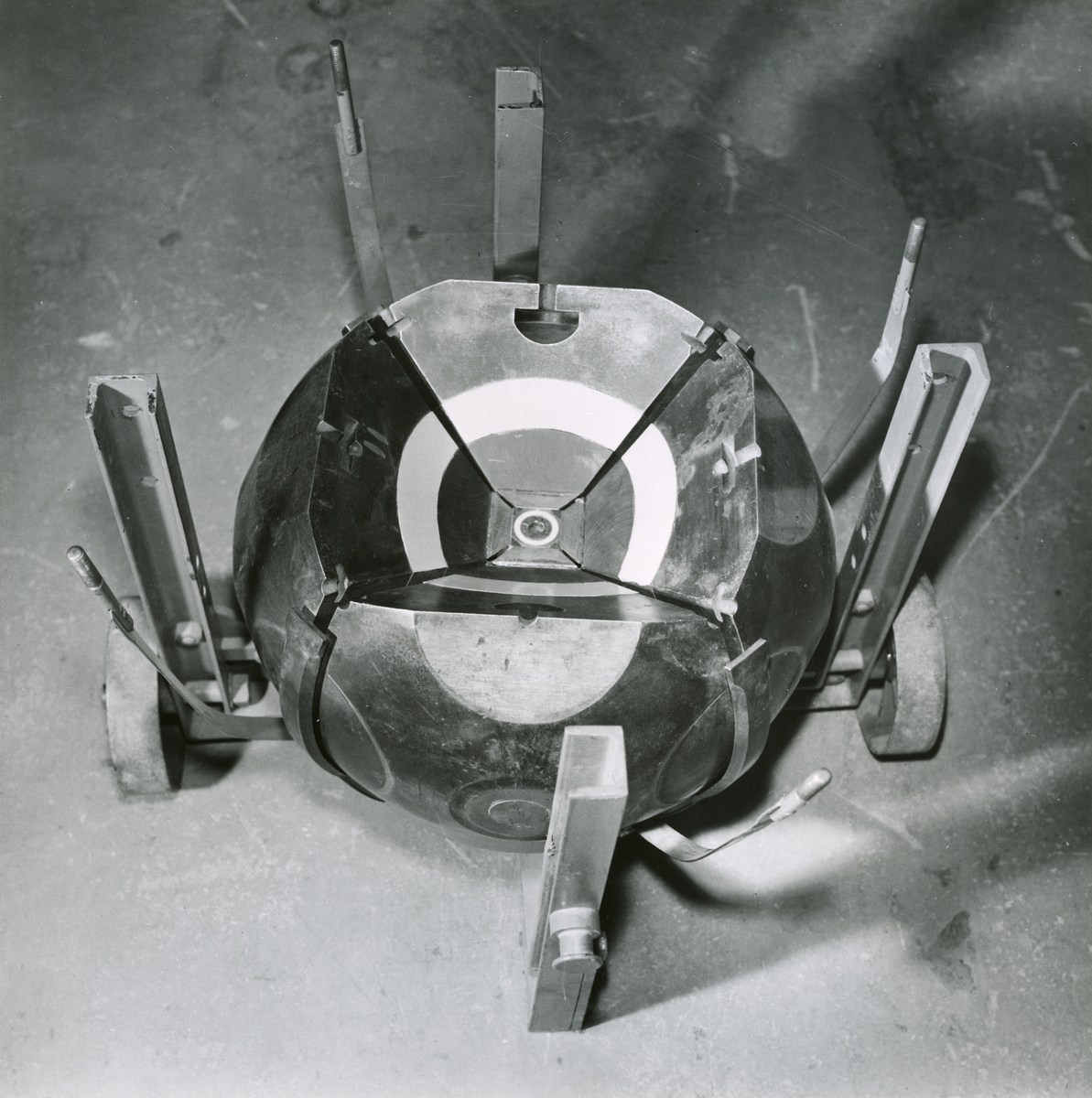 Diverse syntetiska diamanter. - Nicodur: metallbelagda diamanter. - RBD: diamanter för plastbundna slipskivor. - 140/170 RS: tidiga syntetiska diamanter ca 1963-1965 - Inplastat snitt av centralkapsel till Q-20. Diamanter framställda i högtryckskammare (P=5000 atm., T=1600 gr C., Diamanterna syns mellan koboltskivorna. - Hårdmetallstans till Hp-apparat Q-12. - Co-skivor till Q-20. - Diamanter för metallbundna slipskivor.