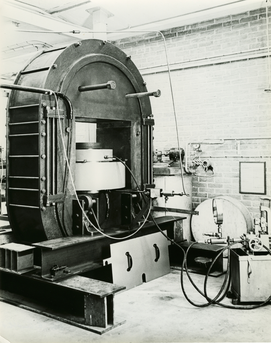 Diverse syntetiska diamanter. - Nicodur: metallbelagda diamanter. - RBD: diamanter för plastbundna slipskivor. - 140/170 RS: tidiga syntetiska diamanter ca 1963-1965 - Inplastat snitt av centralkapsel till Q-20. Diamanter framställda i högtryckskammare (P=5000 atm., T=1600 gr C., Diamanterna syns mellan koboltskivorna. - Hårdmetallstans till Hp-apparat Q-12. - Co-skivor till Q-20. - Diamanter för metallbundna slipskivor.