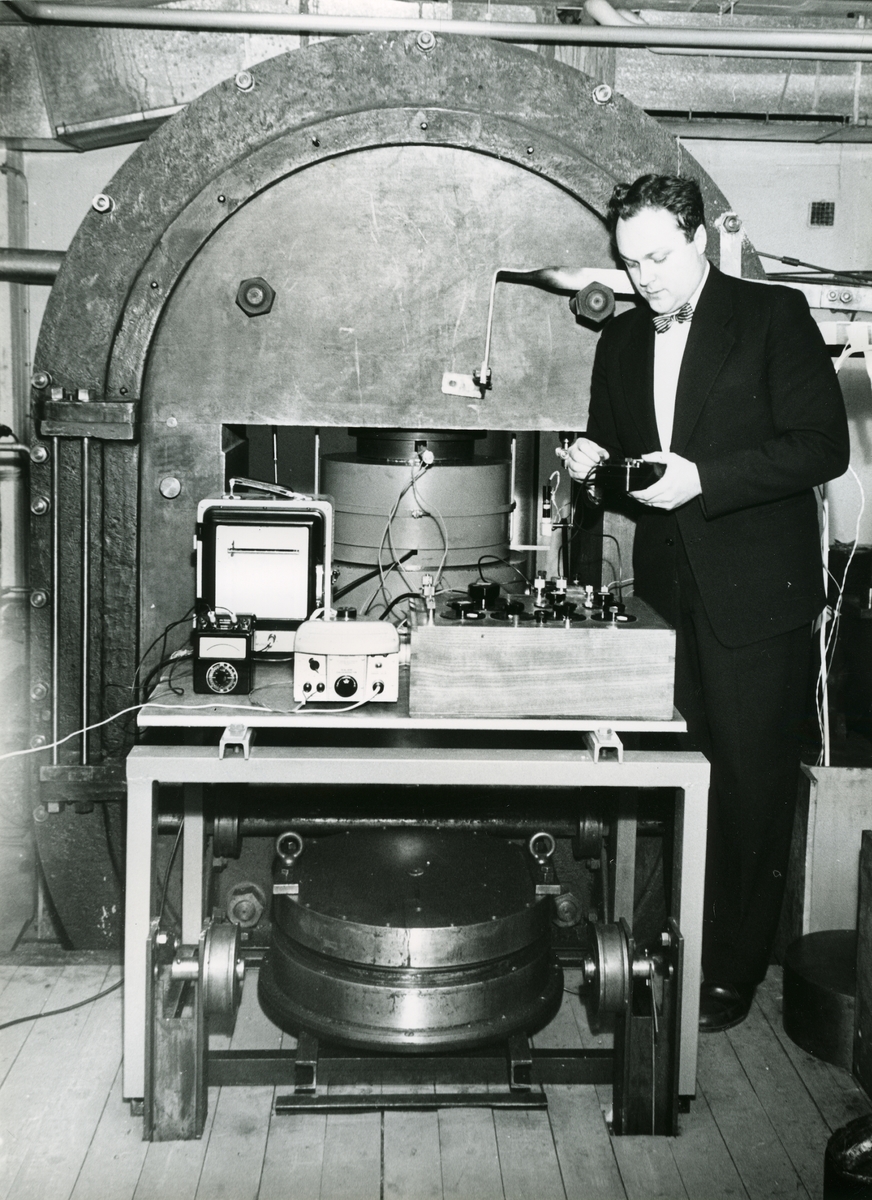 Diverse syntetiska diamanter. - Nicodur: metallbelagda diamanter. - RBD: diamanter för plastbundna slipskivor. - 140/170 RS: tidiga syntetiska diamanter ca 1963-1965 - Inplastat snitt av centralkapsel till Q-20. Diamanter framställda i högtryckskammare (P=5000 atm., T=1600 gr C., Diamanterna syns mellan koboltskivorna. - Hårdmetallstans till Hp-apparat Q-12. - Co-skivor till Q-20. - Diamanter för metallbundna slipskivor.