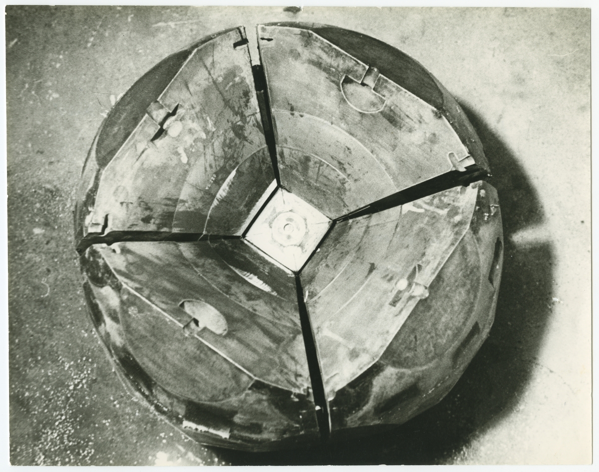 Diverse syntetiska diamanter. - Nicodur: metallbelagda diamanter. - RBD: diamanter för plastbundna slipskivor. - 140/170 RS: tidiga syntetiska diamanter ca 1963-1965 - Inplastat snitt av centralkapsel till Q-20. Diamanter framställda i högtryckskammare (P=5000 atm., T=1600 gr C., Diamanterna syns mellan koboltskivorna. - Hårdmetallstans till Hp-apparat Q-12. - Co-skivor till Q-20. - Diamanter för metallbundna slipskivor.