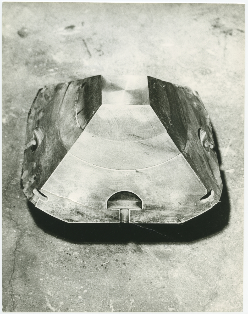 Diverse syntetiska diamanter. - Nicodur: metallbelagda diamanter. - RBD: diamanter för plastbundna slipskivor. - 140/170 RS: tidiga syntetiska diamanter ca 1963-1965 - Inplastat snitt av centralkapsel till Q-20. Diamanter framställda i högtryckskammare (P=5000 atm., T=1600 gr C., Diamanterna syns mellan koboltskivorna. - Hårdmetallstans till Hp-apparat Q-12. - Co-skivor till Q-20. - Diamanter för metallbundna slipskivor.