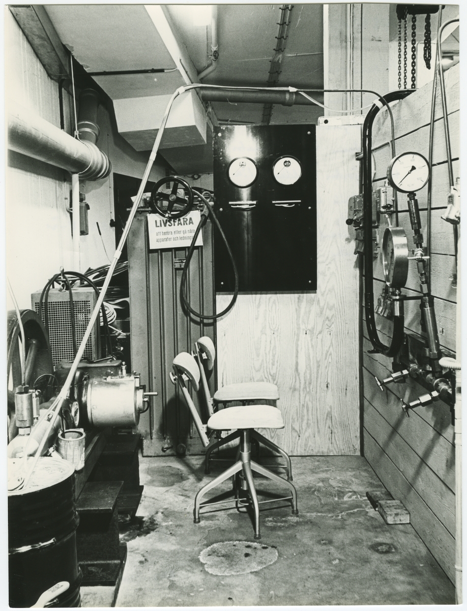 Diverse syntetiska diamanter. - Nicodur: metallbelagda diamanter. - RBD: diamanter för plastbundna slipskivor. - 140/170 RS: tidiga syntetiska diamanter ca 1963-1965 - Inplastat snitt av centralkapsel till Q-20. Diamanter framställda i högtryckskammare (P=5000 atm., T=1600 gr C., Diamanterna syns mellan koboltskivorna. - Hårdmetallstans till Hp-apparat Q-12. - Co-skivor till Q-20. - Diamanter för metallbundna slipskivor.