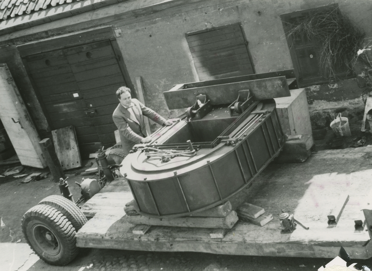 Diverse syntetiska diamanter. - Nicodur: metallbelagda diamanter. - RBD: diamanter för plastbundna slipskivor. - 140/170 RS: tidiga syntetiska diamanter ca 1963-1965 - Inplastat snitt av centralkapsel till Q-20. Diamanter framställda i högtryckskammare (P=5000 atm., T=1600 gr C., Diamanterna syns mellan koboltskivorna. - Hårdmetallstans till Hp-apparat Q-12. - Co-skivor till Q-20. - Diamanter för metallbundna slipskivor.