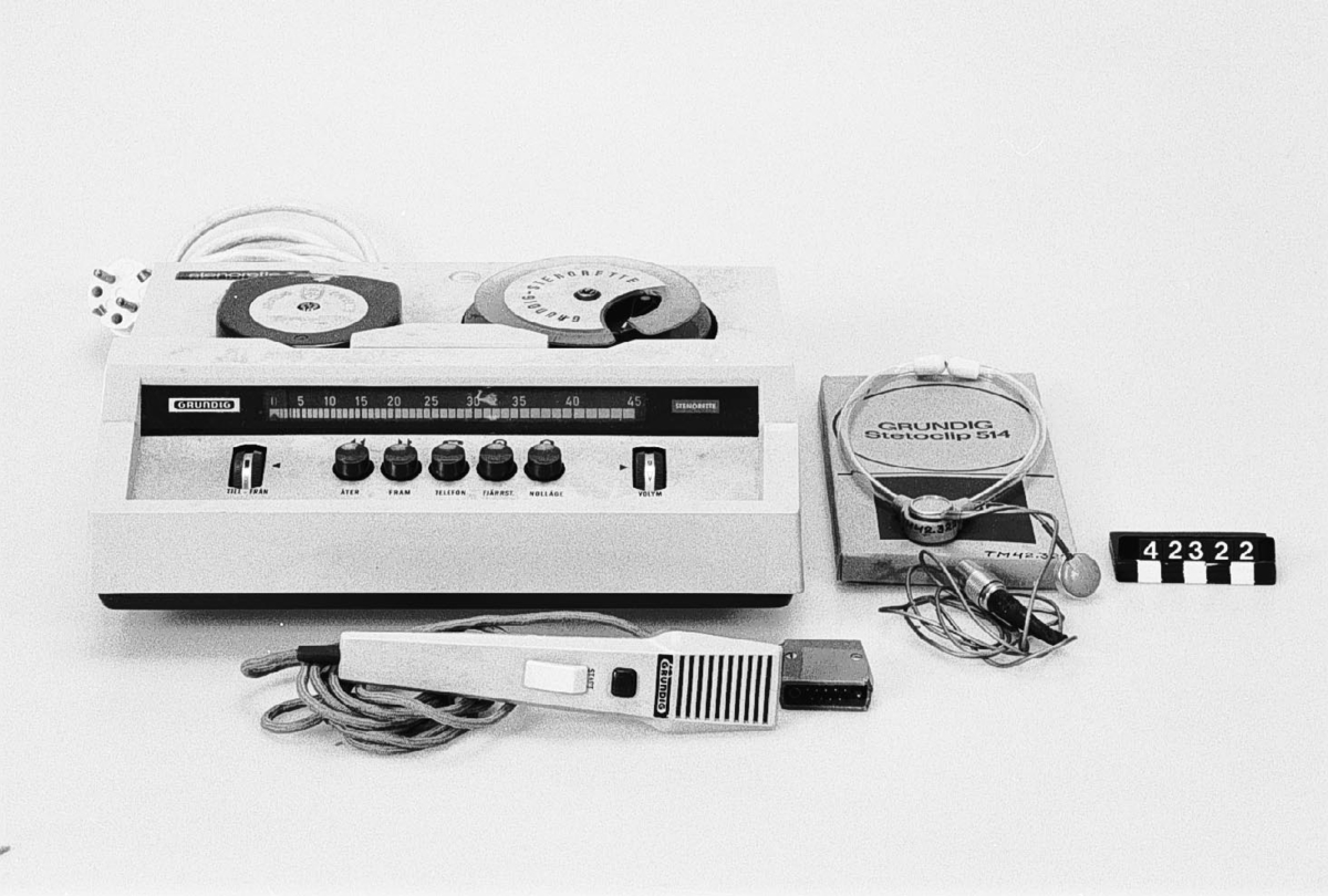 Diktafon för kassettband.
Tillbehör: Hörlurar i originalkartong, band, mikrofon.