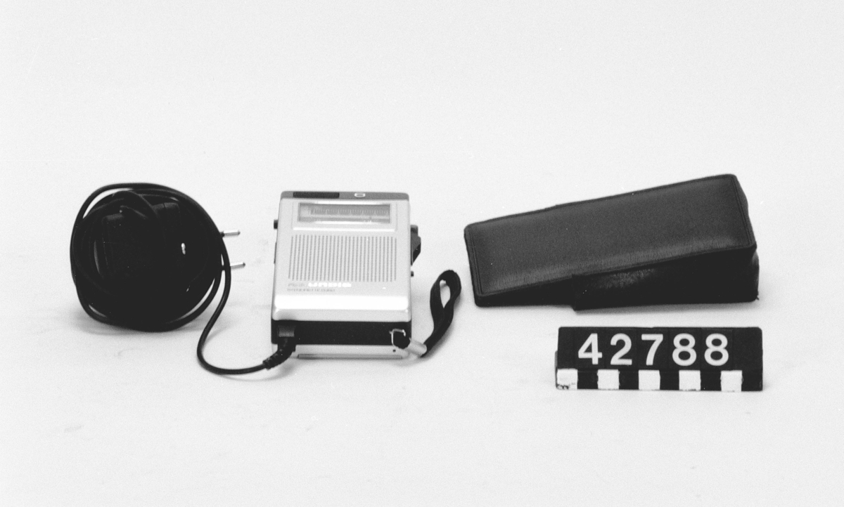 Diktafon för kassettband. "Steno-Cassette 30"
Tillbehör: Manöverpedal, skyddshölje av läder och batterieliminator.