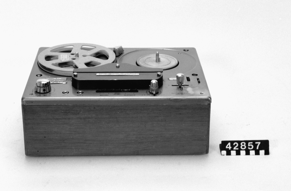 Rullbandspelare av trä och metall med 1 bandhållare.