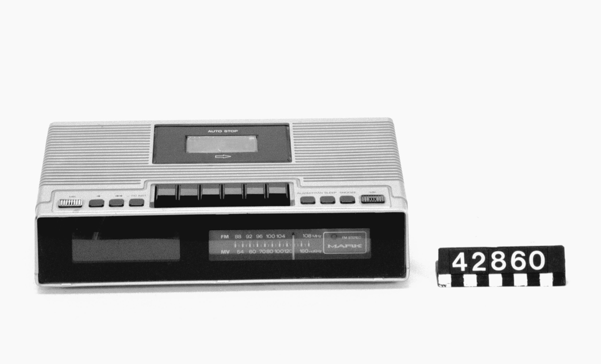 Klockradio med kassettbandspelare, för nät- eller batteridrift. Utrustad med FM & MV. Inbyggd stereomikrofon. Med timer och väckarur.
Tillbehör: Kablage.