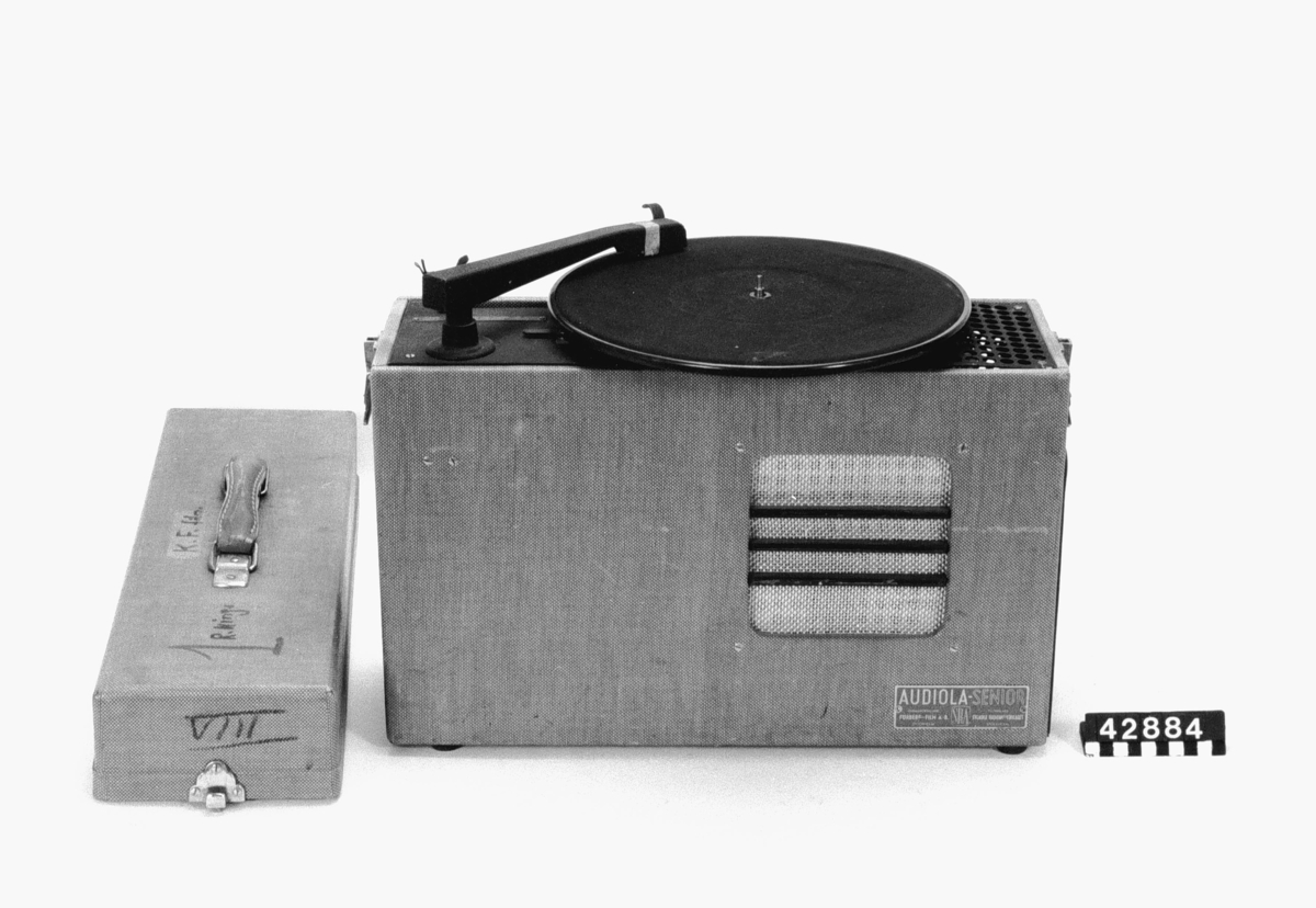 Grammofon och projektor för bildband, skolmodell. Ryms i en väska men kan i utfällt läge visa ett bildband och spela upp komentarer och musik. Skivtallriken är avtagbar.