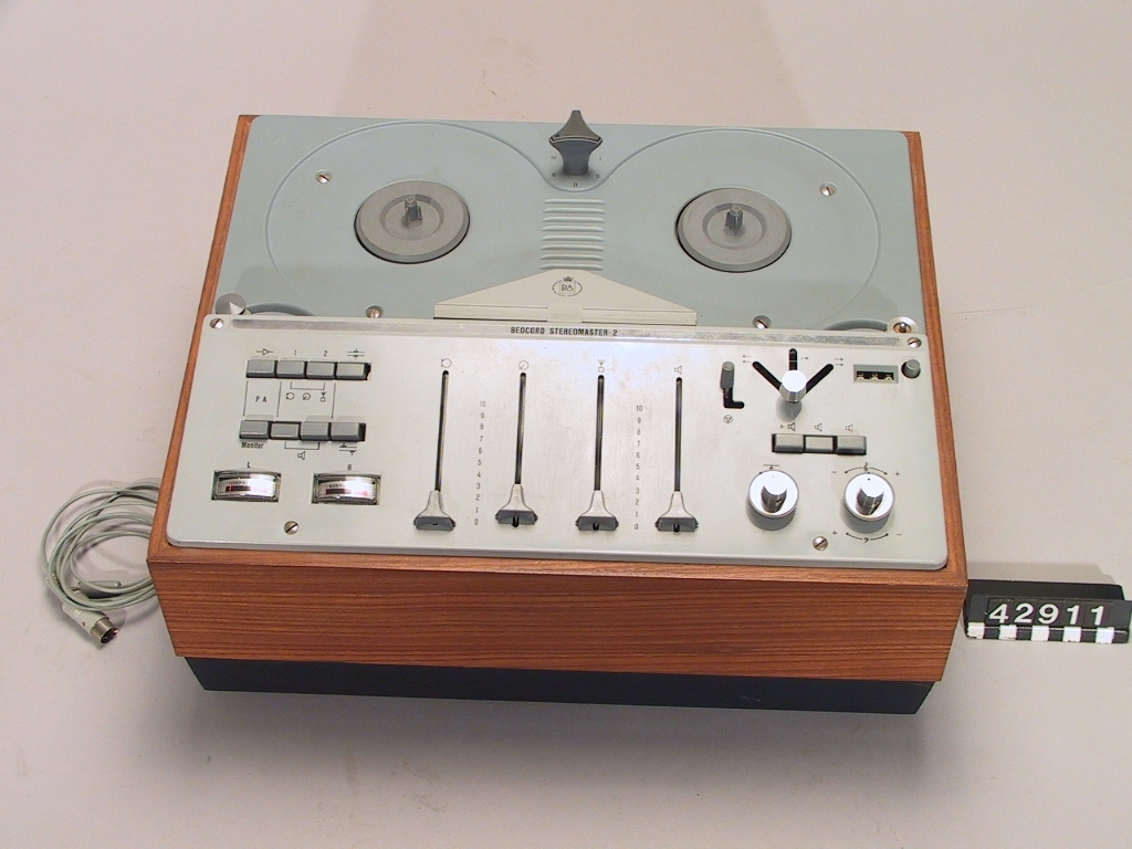Rullbandspelare stereo med två spår, med tre olika hastigheter.
Tillbehör: Anslutningkapel, 5-polig.