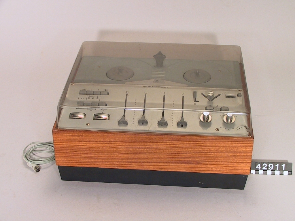 Rullbandspelare stereo med två spår, med tre olika hastigheter.
Tillbehör: Anslutningkapel, 5-polig.