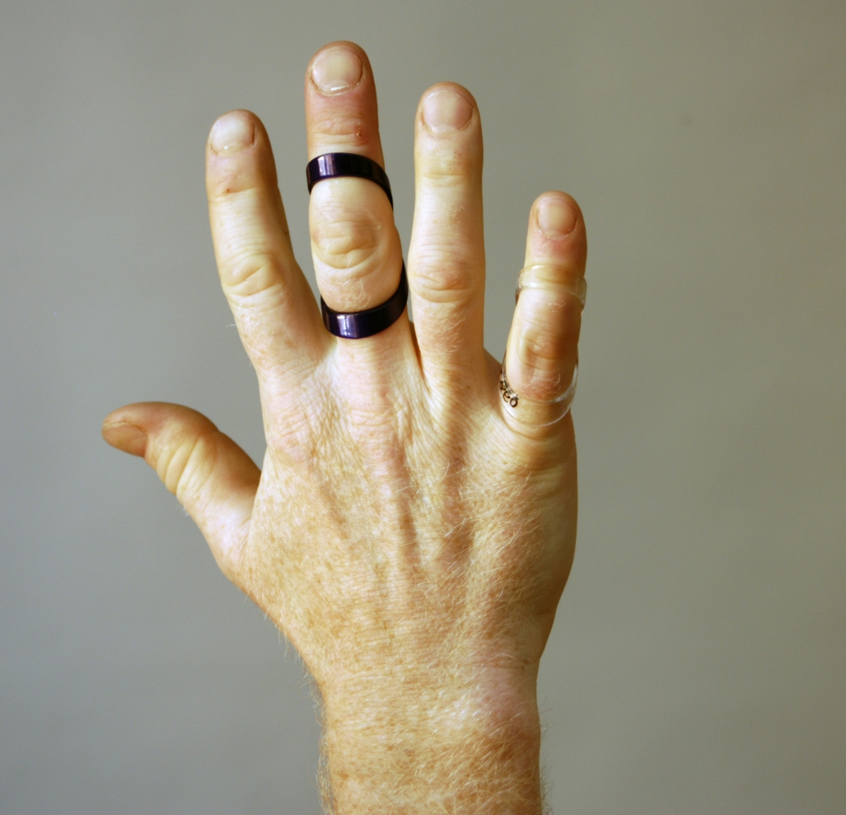 Fingerfärdig är en ring och samtidigt ett hjälpmedel. Ett fingerstöd som stabiliserar fingret allmänt vid ledsvaghet och motverkar "svanhalsdeformitet" som kan utvecklas vid kronisk reumatism. Fingerfärdig är registrerad som varumärke och finns i tre olika material: guld, silver samt plast i olika färger.