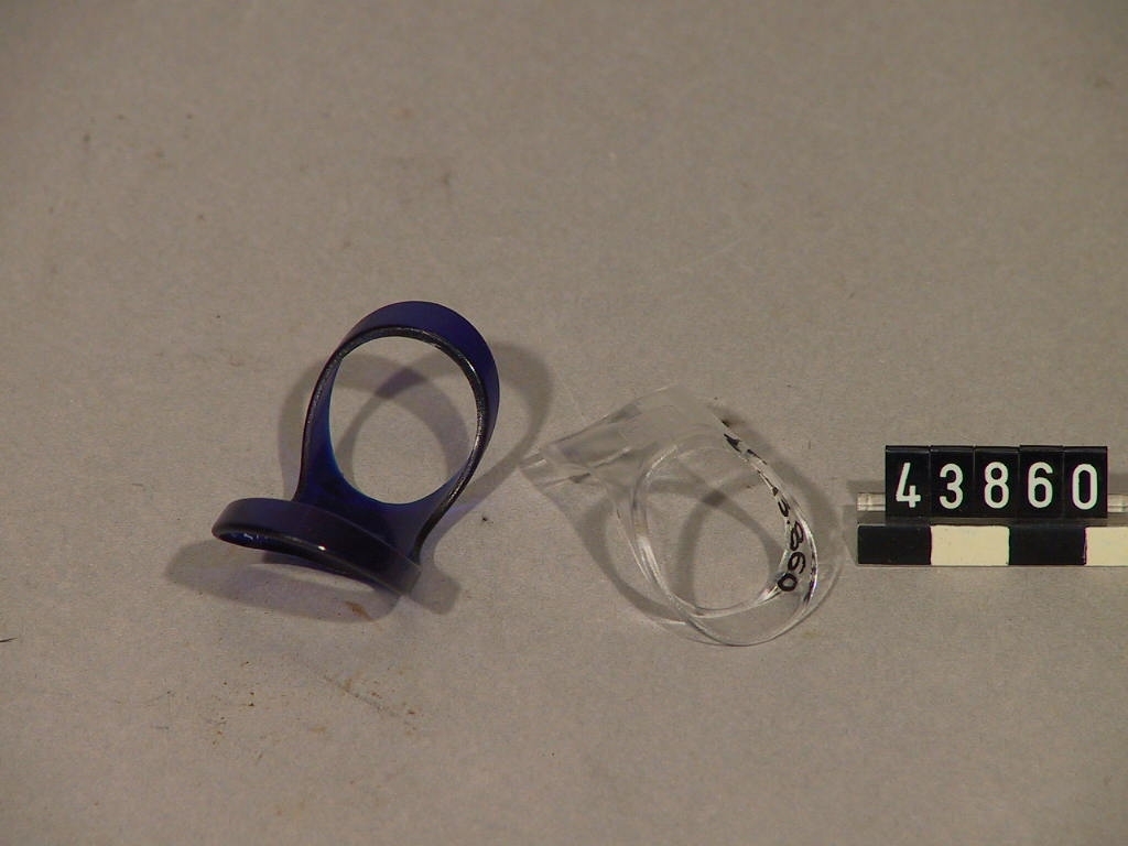 Fingerfärdig är en ring och samtidigt ett hjälpmedel. Ett fingerstöd som stabiliserar fingret allmänt vid ledsvaghet och motverkar "svanhalsdeformitet" som kan utvecklas vid kronisk reumatism. Fingerfärdig är registrerad som varumärke och finns i tre olika material: guld, silver samt plast i olika färger.