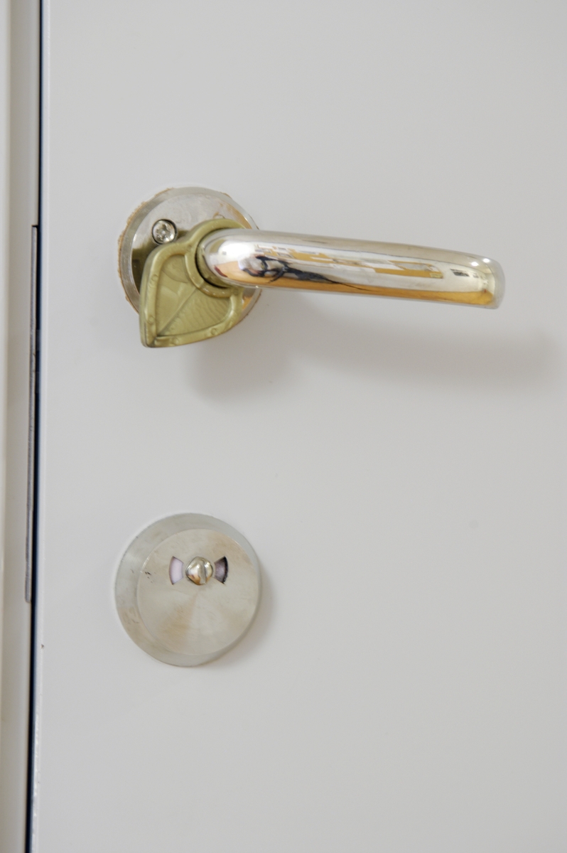 Dörrhantagssymbolena är avsedda att hjälpa synskadade avgöra vart dörren leder. Med hjälp av symbolerna som placeras på dörrhandtaget, kan man avgöra huruvida dörren leder till en herr-, dam-, eller en handikappanpassad toalett. En hjärtsymbol betyder att "här finns en toalett sedan finns det också en gumma, gubbe och hjulsymbol.