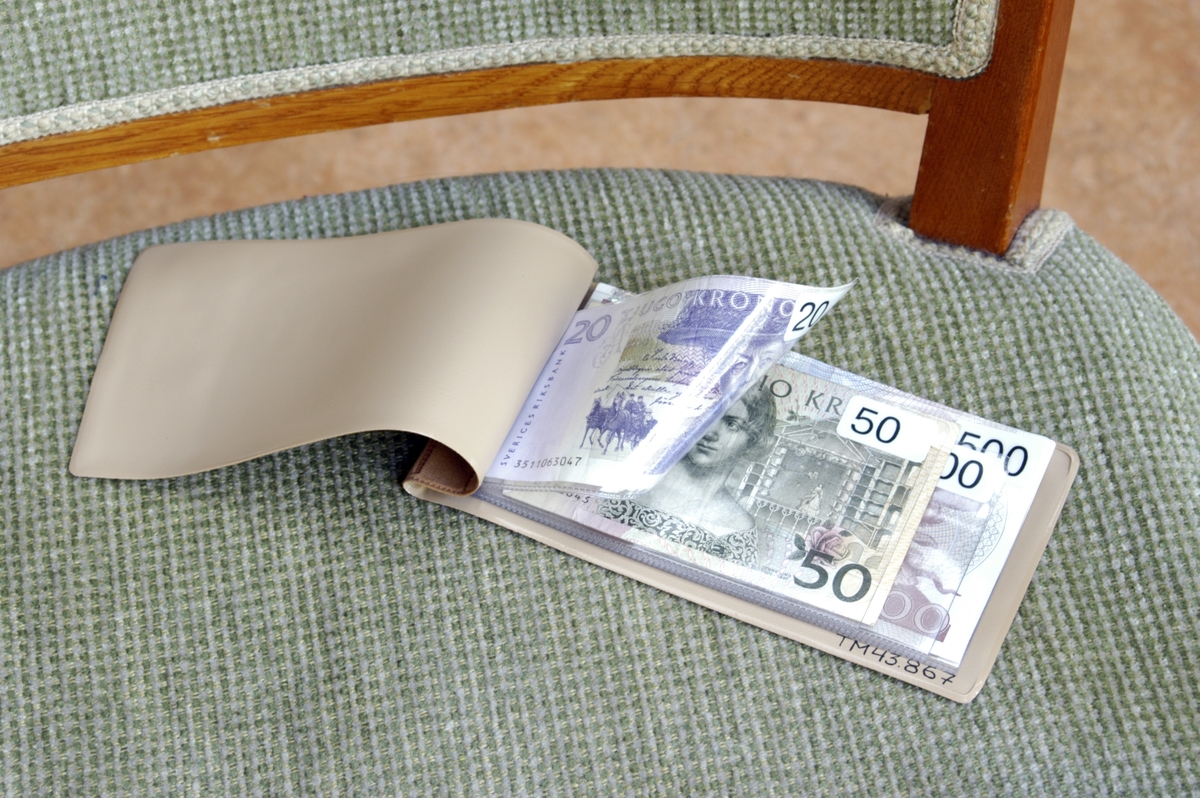 Plånboken har plastfickor för Sveriges fyra vanligaste sedlar. Fickorna är märkta med sedlarnas valörer i punkskrift och de är också anpassade efter sedlarnas olika storlekar.