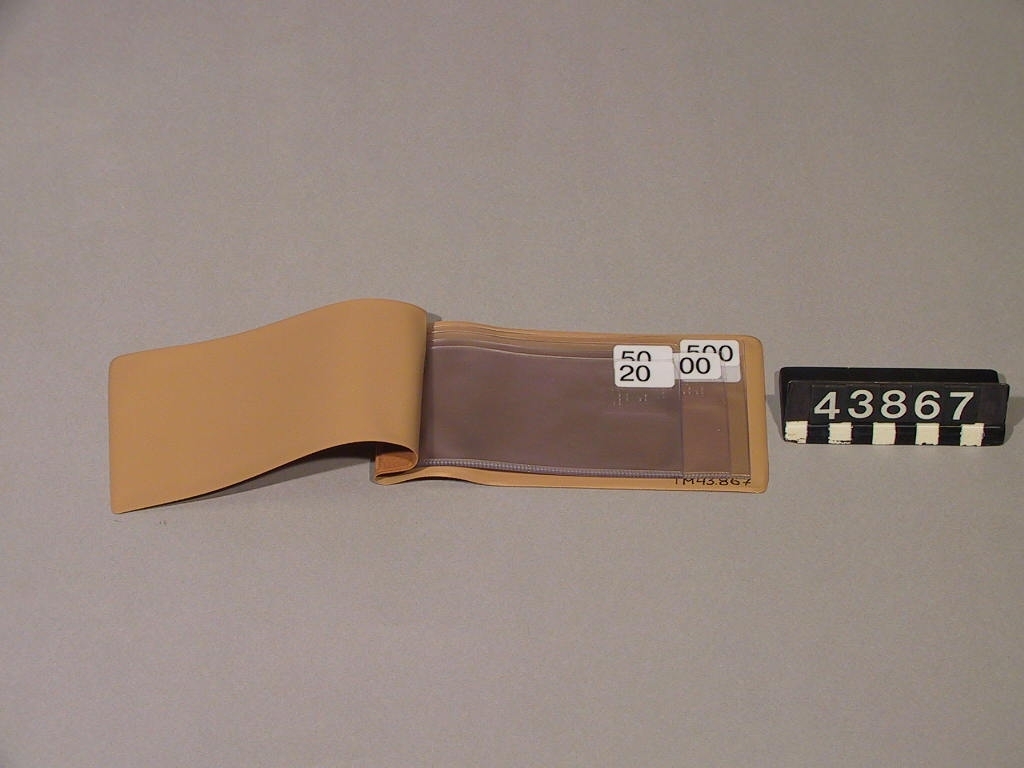 Plånboken har plastfickor för Sveriges fyra vanligaste sedlar. Fickorna är märkta med sedlarnas valörer i punkskrift och de är också anpassade efter sedlarnas olika storlekar.