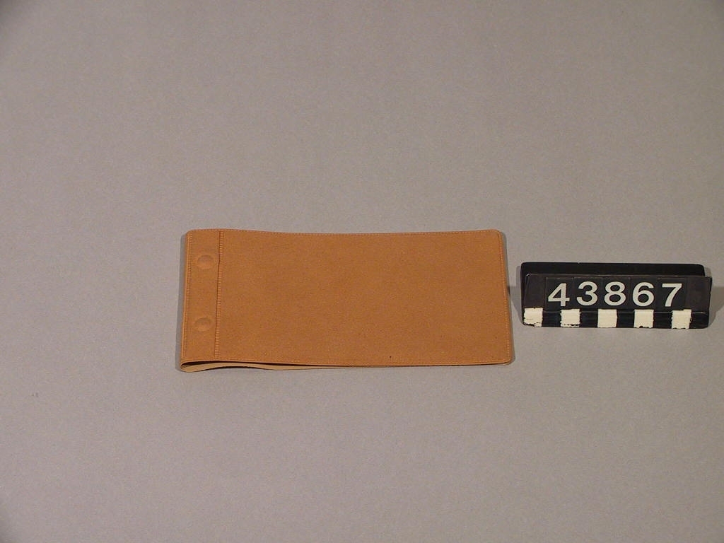 Plånboken har plastfickor för Sveriges fyra vanligaste sedlar. Fickorna är märkta med sedlarnas valörer i punkskrift och de är också anpassade efter sedlarnas olika storlekar.