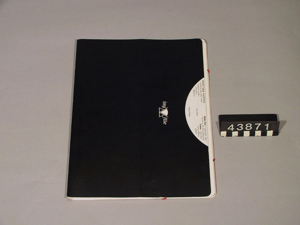 Mappen kan användas för att förvara dokument men också fungera som ett ställ som underlättar åtkomsten bland dokumenten. Stället monteras enkelt genom att ytterhöljet stöder den uppfällda innermappen.