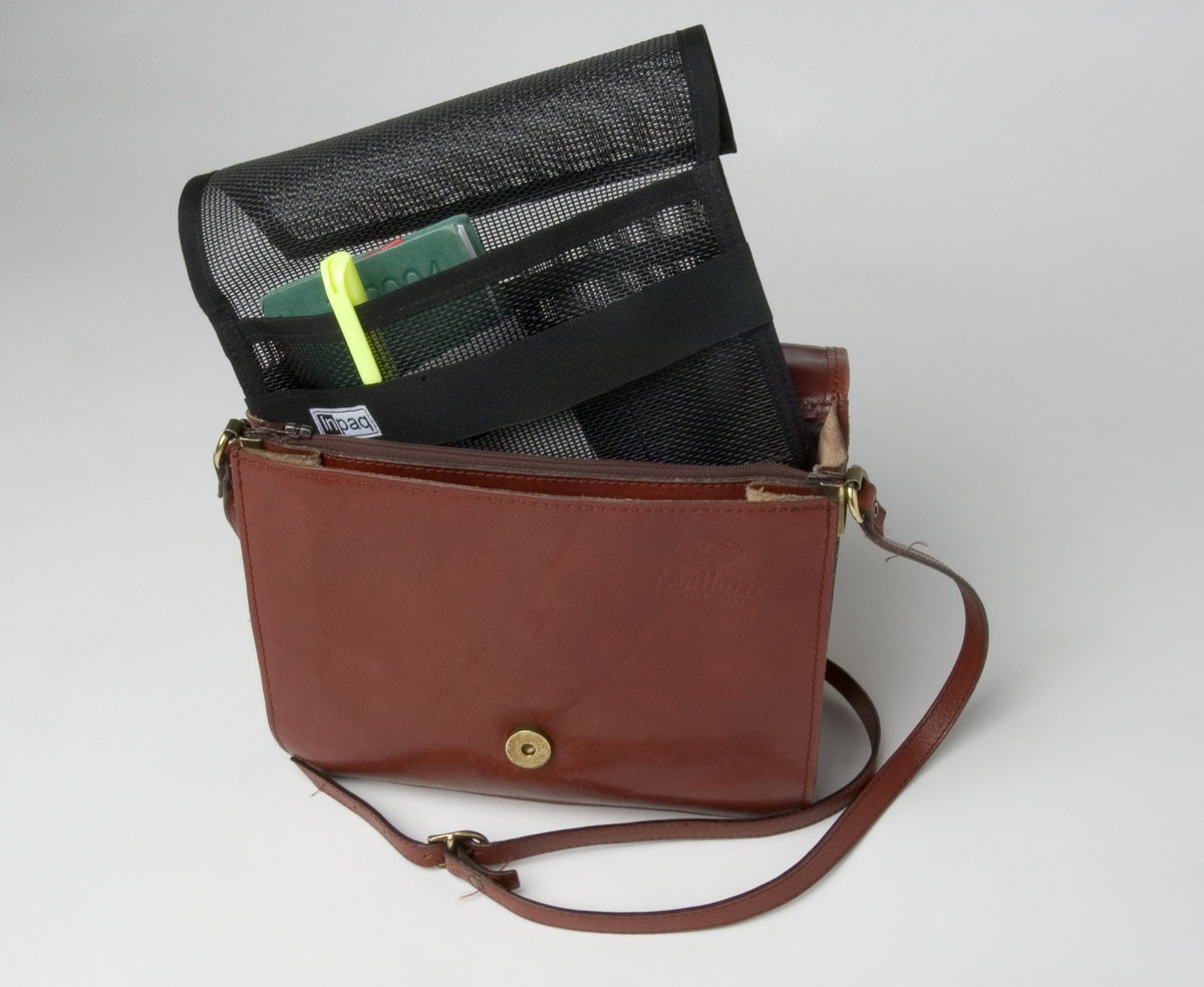 En nätväska som placeras inuti den vanliga (hand)väskan vilket underlättar när man vill byta väska.