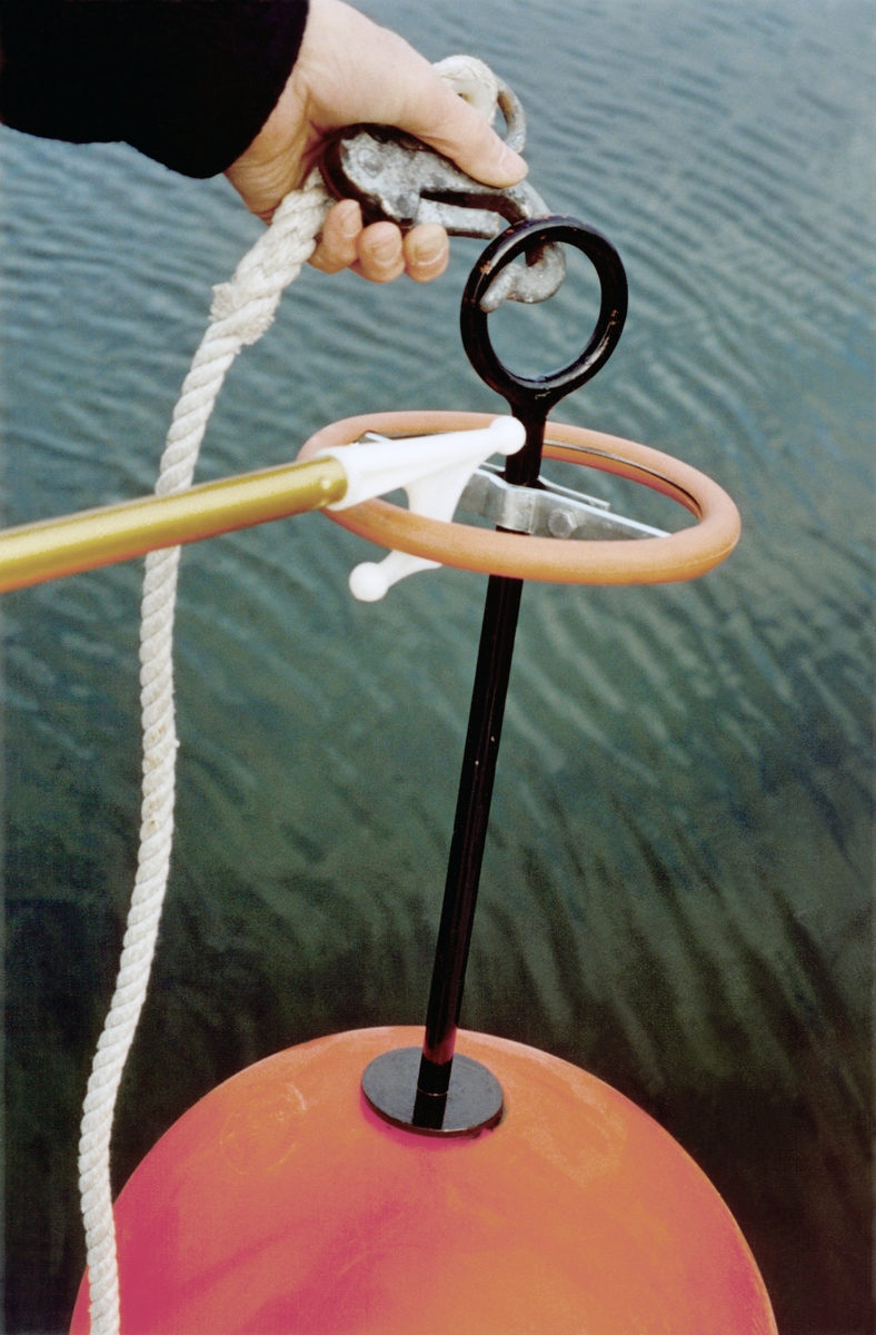 Bojringen monteras på en förtöjningsbojs ten med hjälp av två bultar. Bojringen skyddar bordläggningen och underlättar själva förtöjningen. Det går lättare att få tag med båtshaken då bojen kan svänga eller luta åt olika håll.